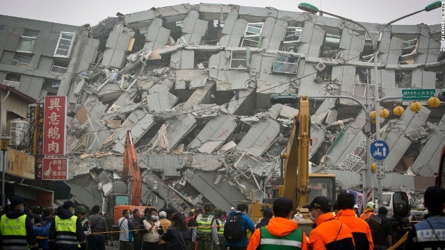 地震で倒壊した高層マンション。柱にブリキ缶が埋め込まれているのが見つかった